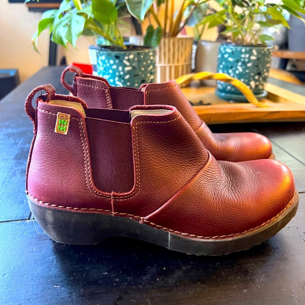 El Naturalista Red ankle boots